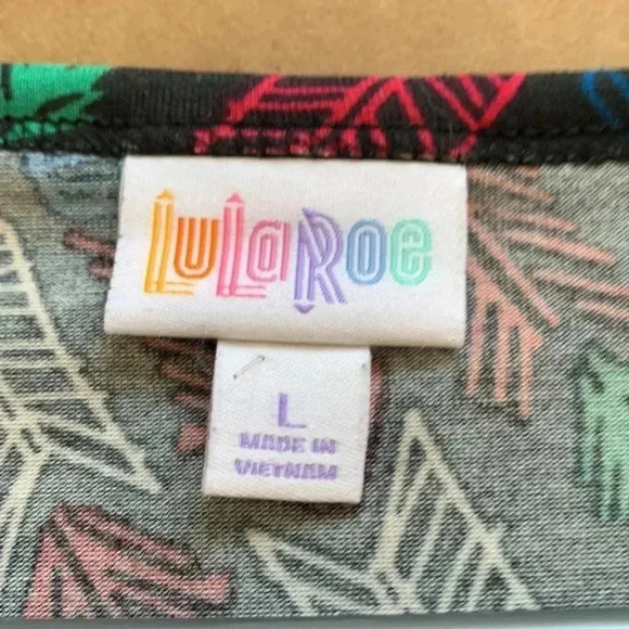 LuLaRoe medium weight short sleeve T-shirt, wrinkle free polyester - Picture 3 of 4